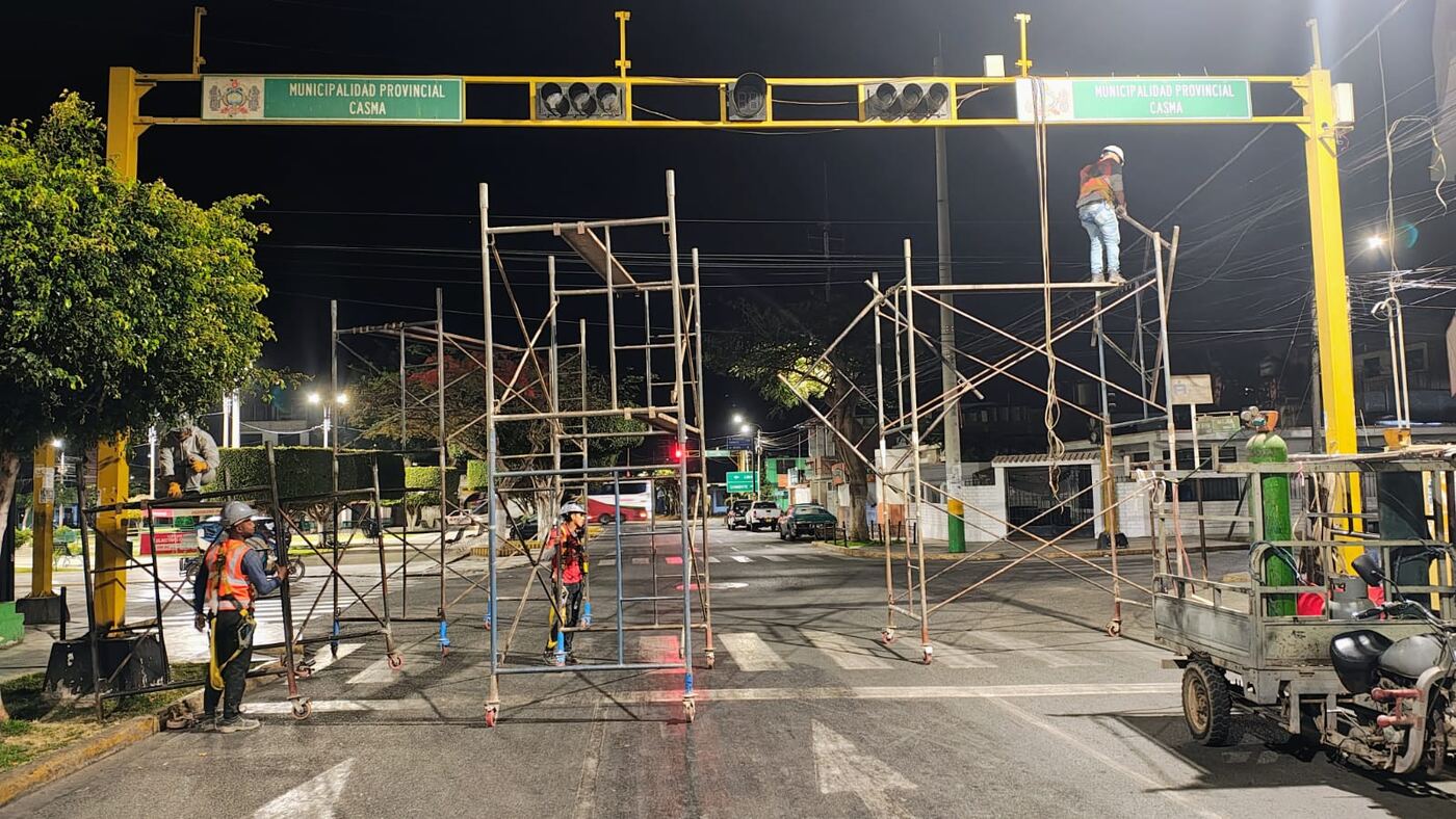 Intersección semaforizada de noche